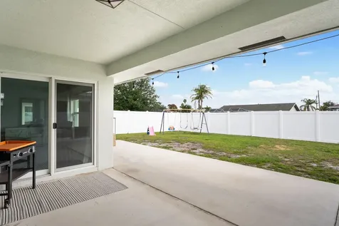404 SW South Quick Circle Port St Lucie FL 34953
