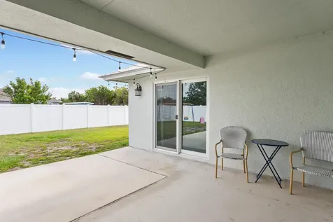 404 SW South Quick Circle Port St Lucie FL 34953
