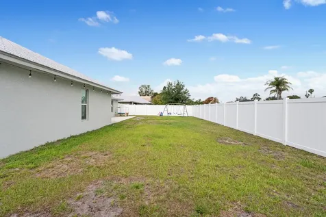 404 SW South Quick Circle Port St Lucie FL 34953