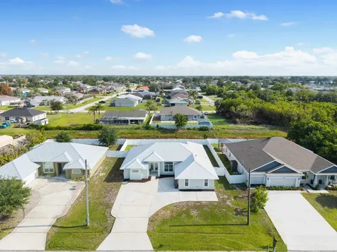 404 SW South Quick Circle Port St Lucie FL 34953