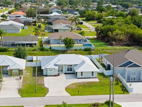404 SW South Quick Circle Port St Lucie FL 34953