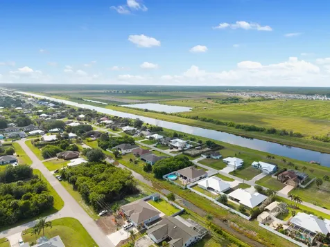 404 SW South Quick Circle Port St Lucie FL 34953