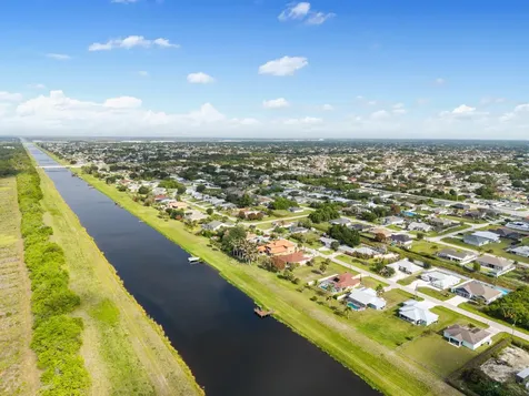 404 SW South Quick Circle Port St Lucie FL 34953