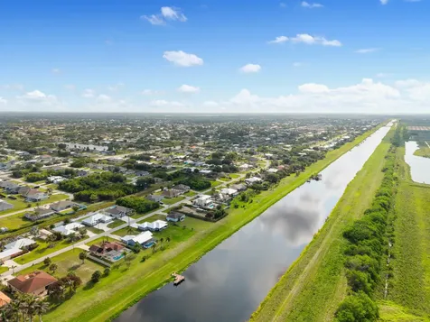 404 SW South Quick Circle Port St Lucie FL 34953