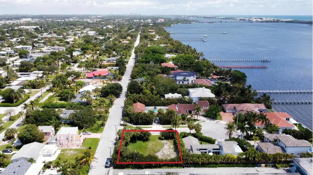 7 Lakeside Palms Court Lake Worth Beach FL 33460