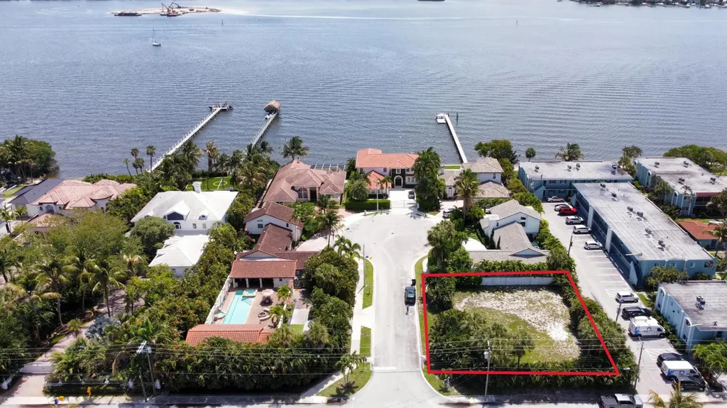 7 Lakeside Palms Court Lake Worth Beach FL 33460