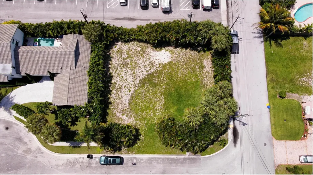 7 Lakeside Palms Court Lake Worth Beach FL 33460