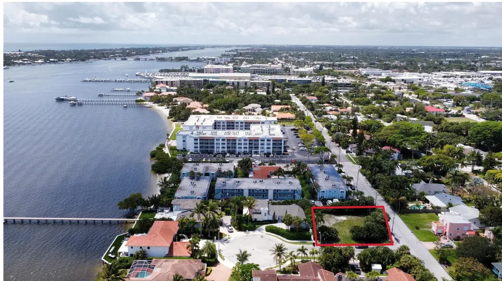 7 Lakeside Palms Court Lake Worth Beach FL 33460