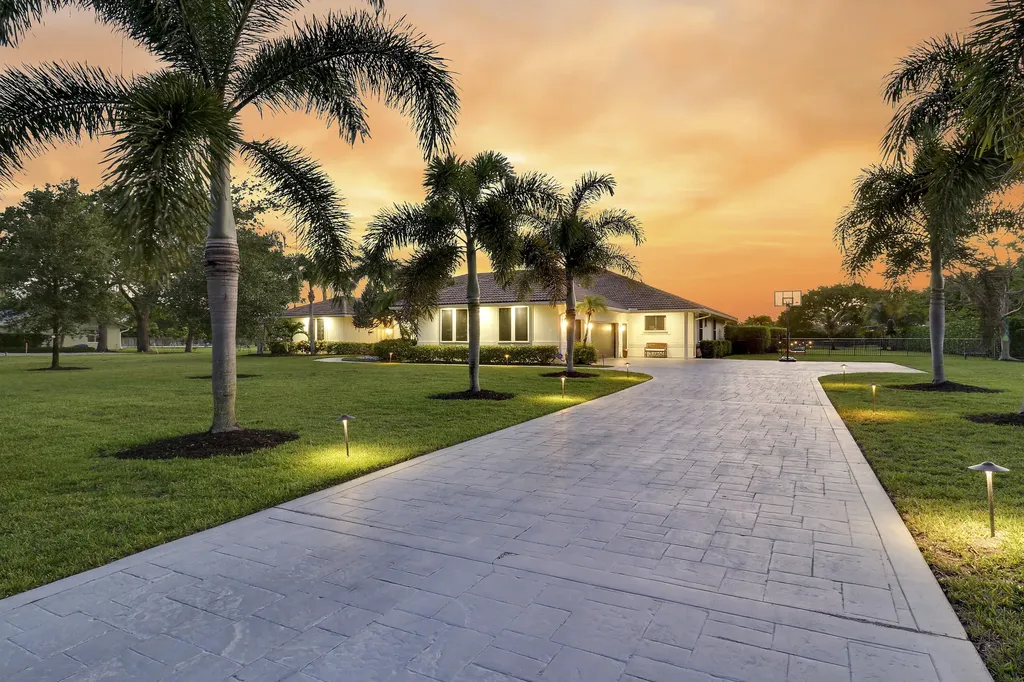 8667 Steeplechase Drive Palm Beach Gardens FL 33418