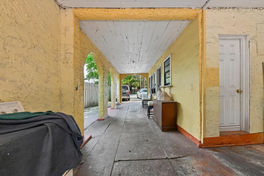428 El Prado West Palm Beach FL 33405