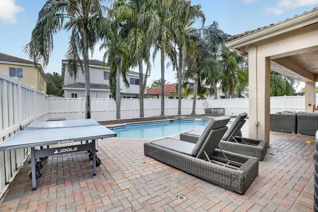 6249 SW 194th Avenue Pembroke Pines FL 33332