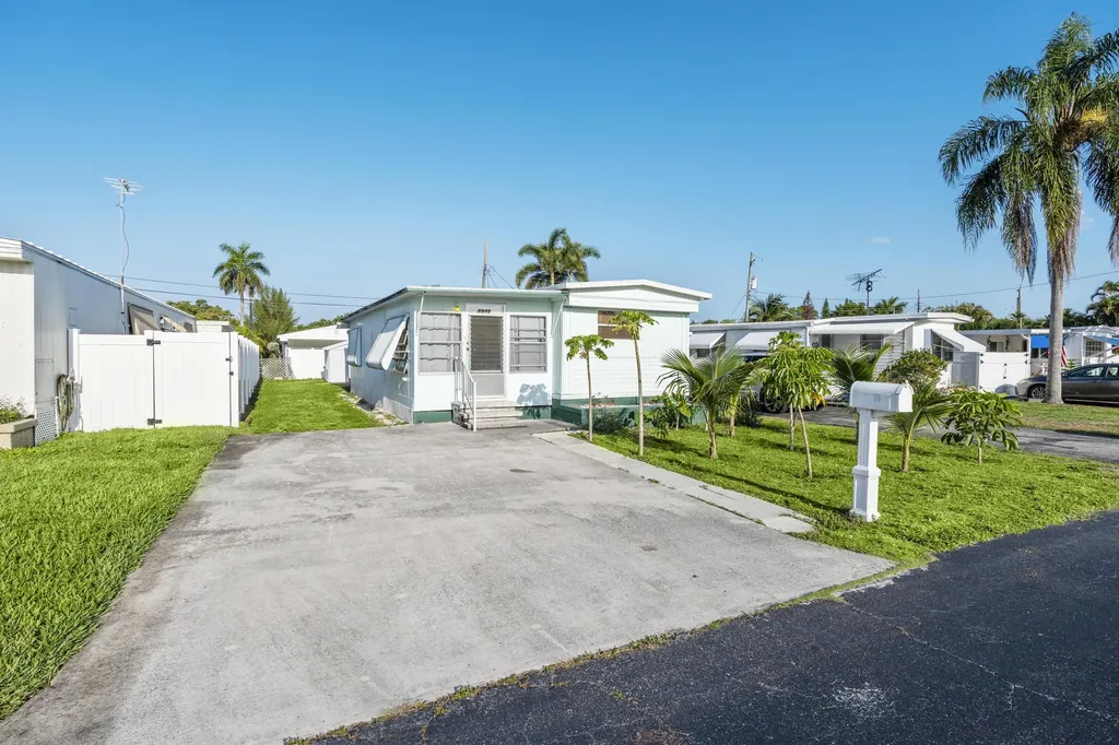 8949 Oak Street Boynton Beach FL 33436