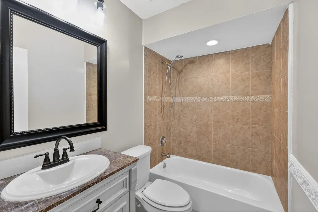32 Wimbledon Lake Plantation FL 33324