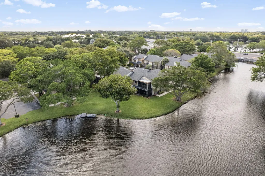 32 Wimbledon Lake Plantation FL 33324