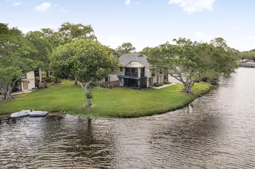 32 Wimbledon Lake Plantation FL 33324