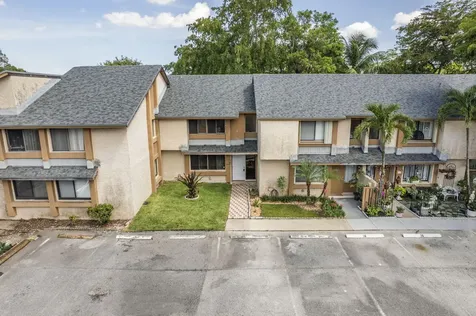 32 Wimbledon Lake Plantation FL 33324