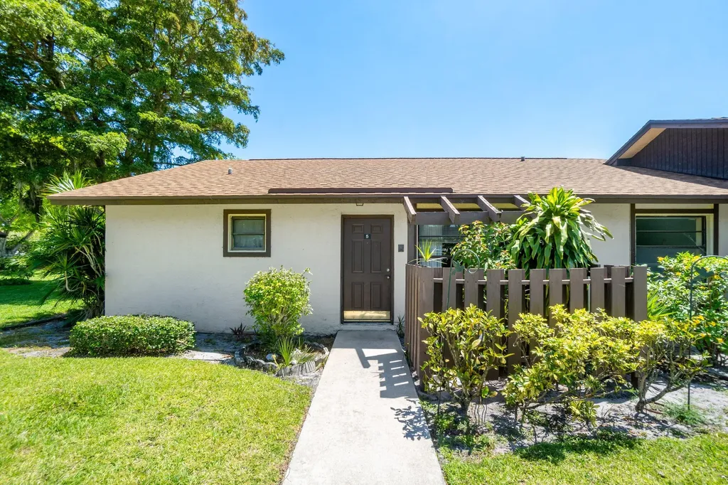 5 Via De Casas Norte Boynton Beach FL 33426