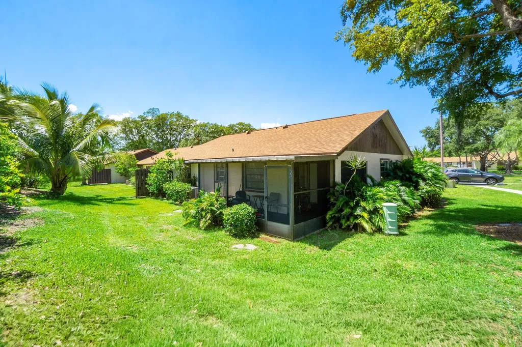 5 Via De Casas Norte Boynton Beach FL 33426