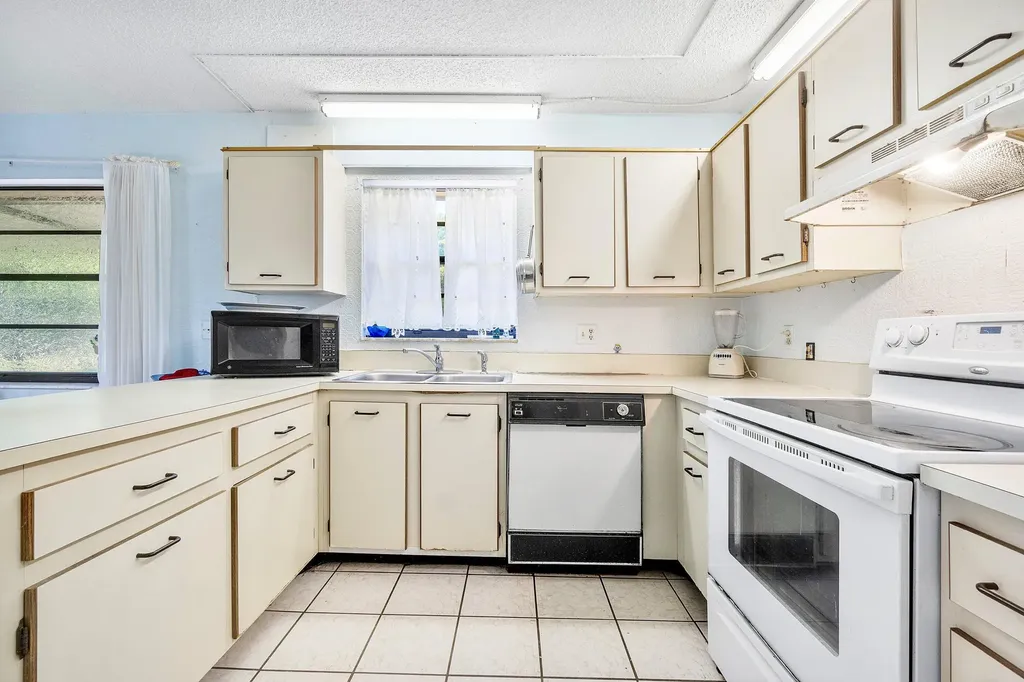 5 Via De Casas Norte Boynton Beach FL 33426
