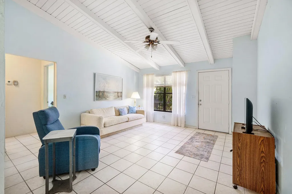 5 Via De Casas Norte Boynton Beach FL 33426