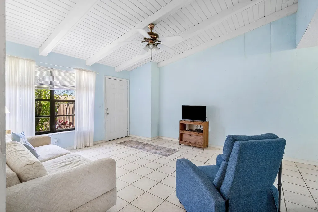 5 Via De Casas Norte Boynton Beach FL 33426