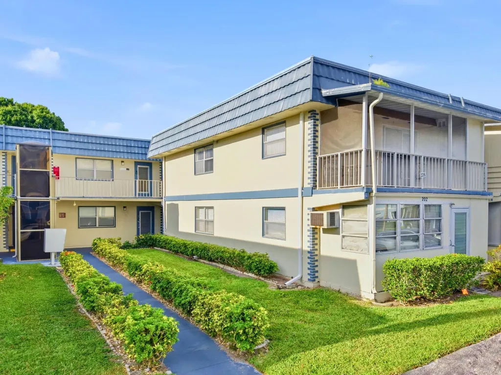 202 Brittany E Delray Beach FL 33446