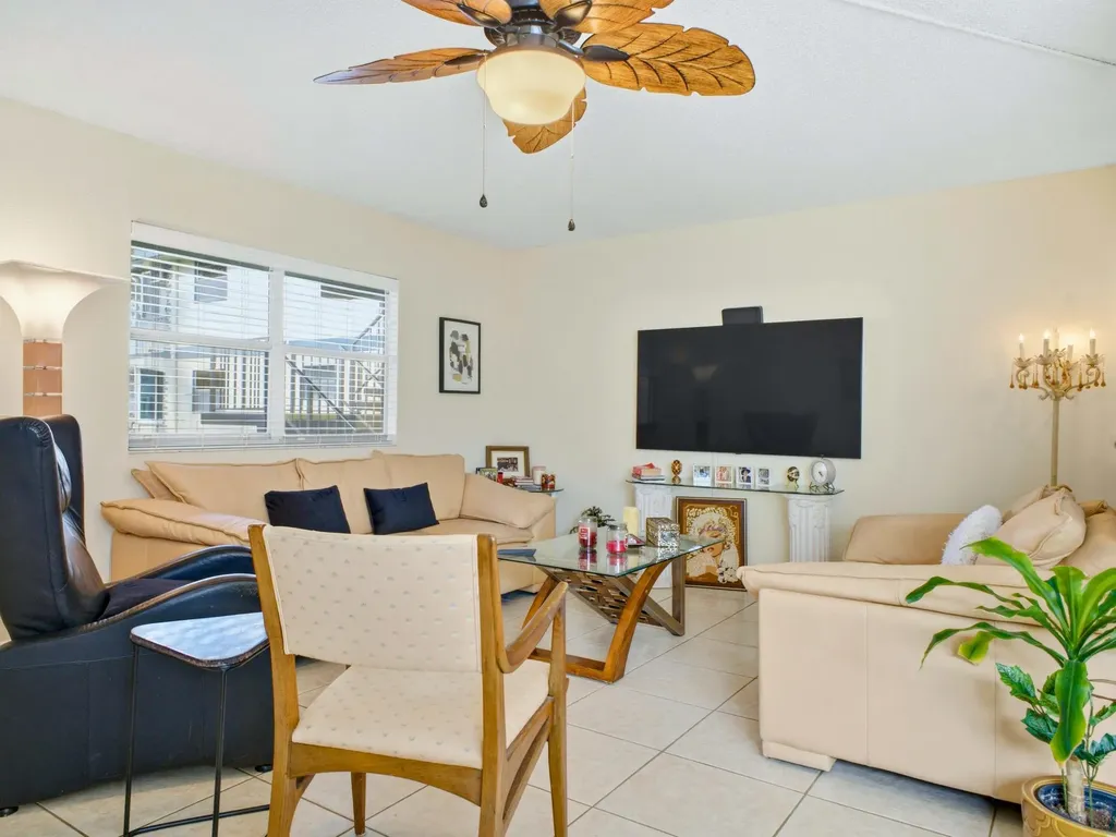 202 Brittany E Delray Beach FL 33446