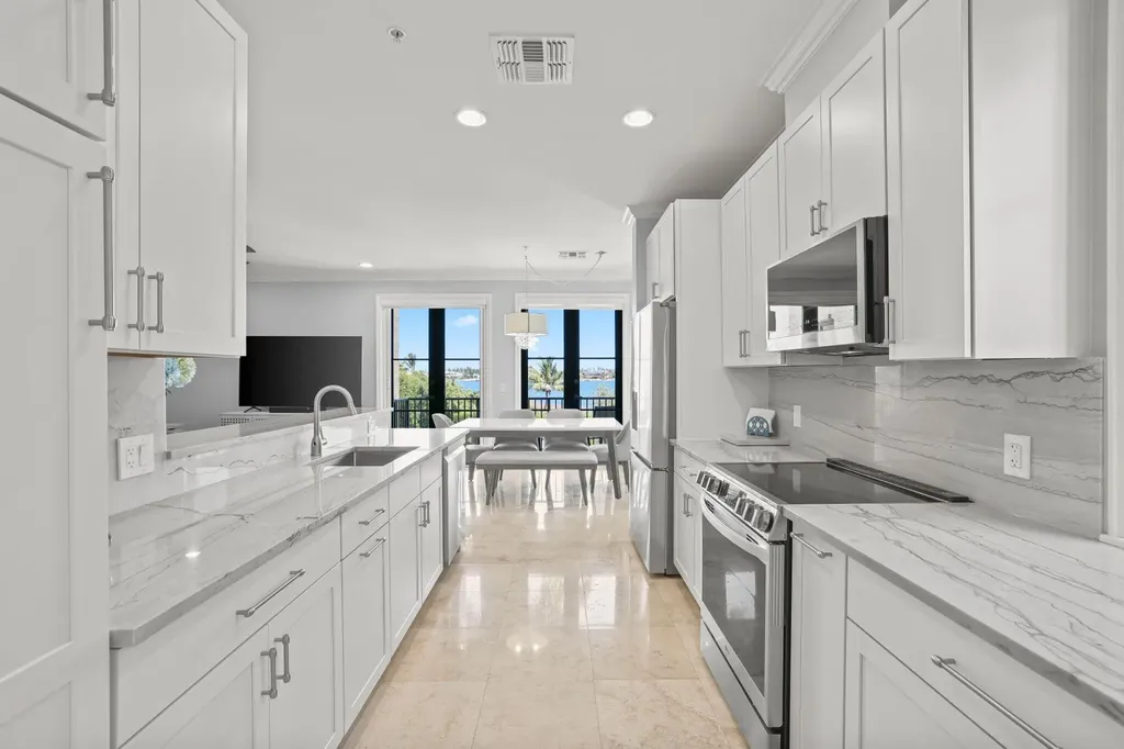 920 Via Villagio Hypoluxo FL 33462