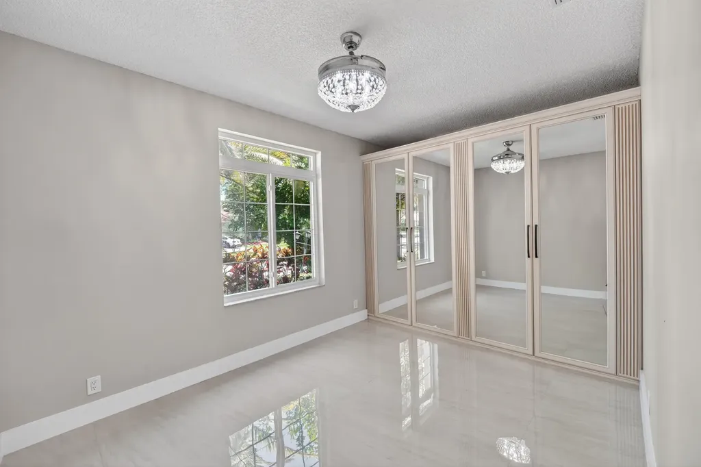 3043 Lakewood Drive Weston FL 33332