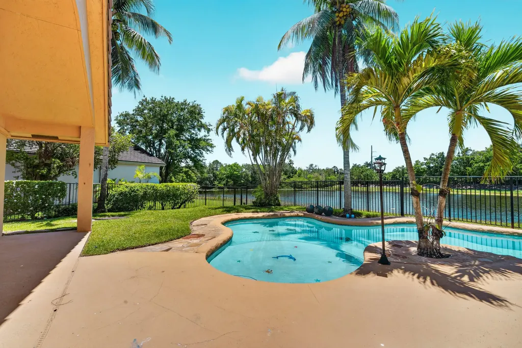 3043 Lakewood Drive Weston FL 33332