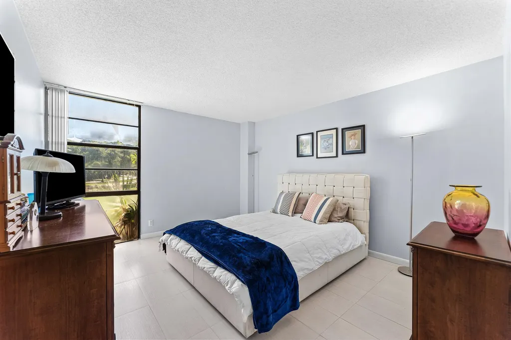 20500 W Country Club Drive Aventura FL 33180