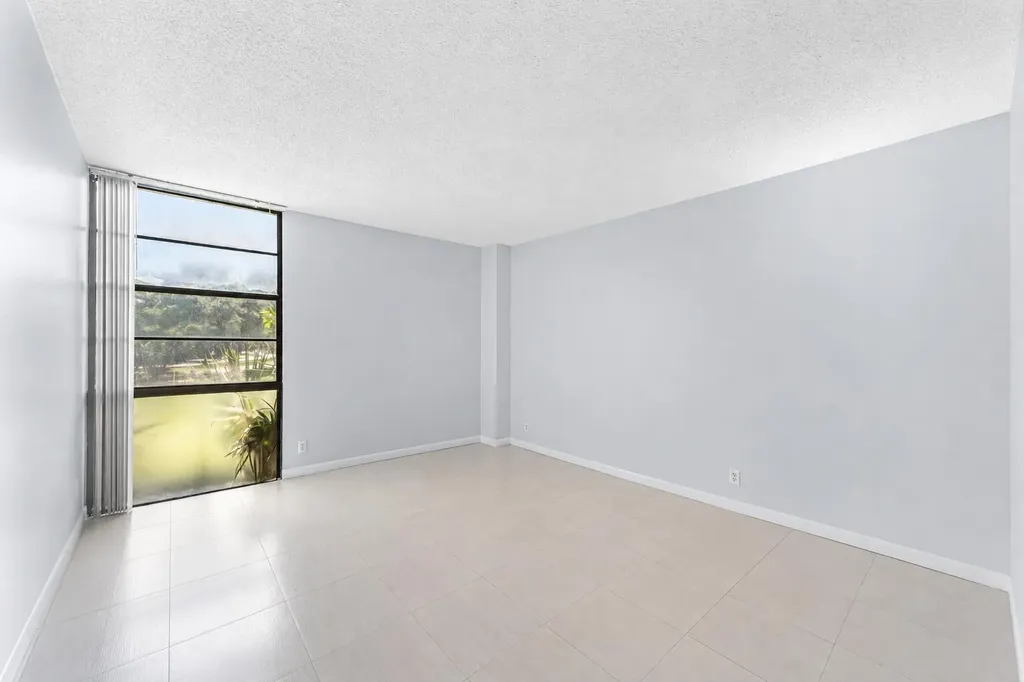 20500 W Country Club Drive Aventura FL 33180