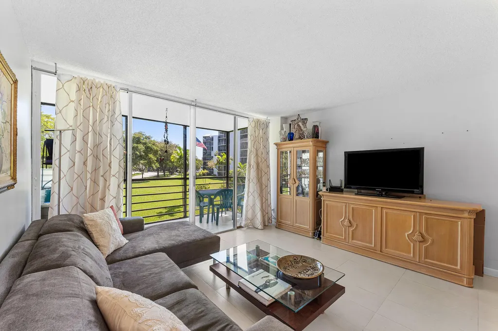 20500 W Country Club Drive Aventura FL 33180