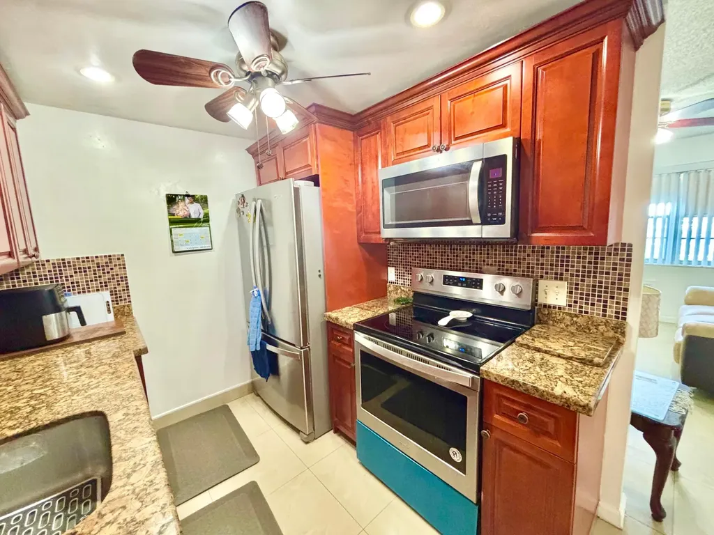 203 Farnham I Deerfield Beach FL 33442