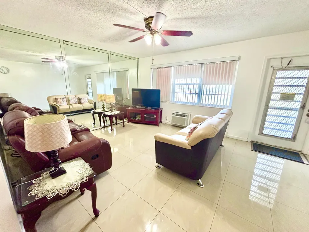 203 Farnham I Deerfield Beach FL 33442