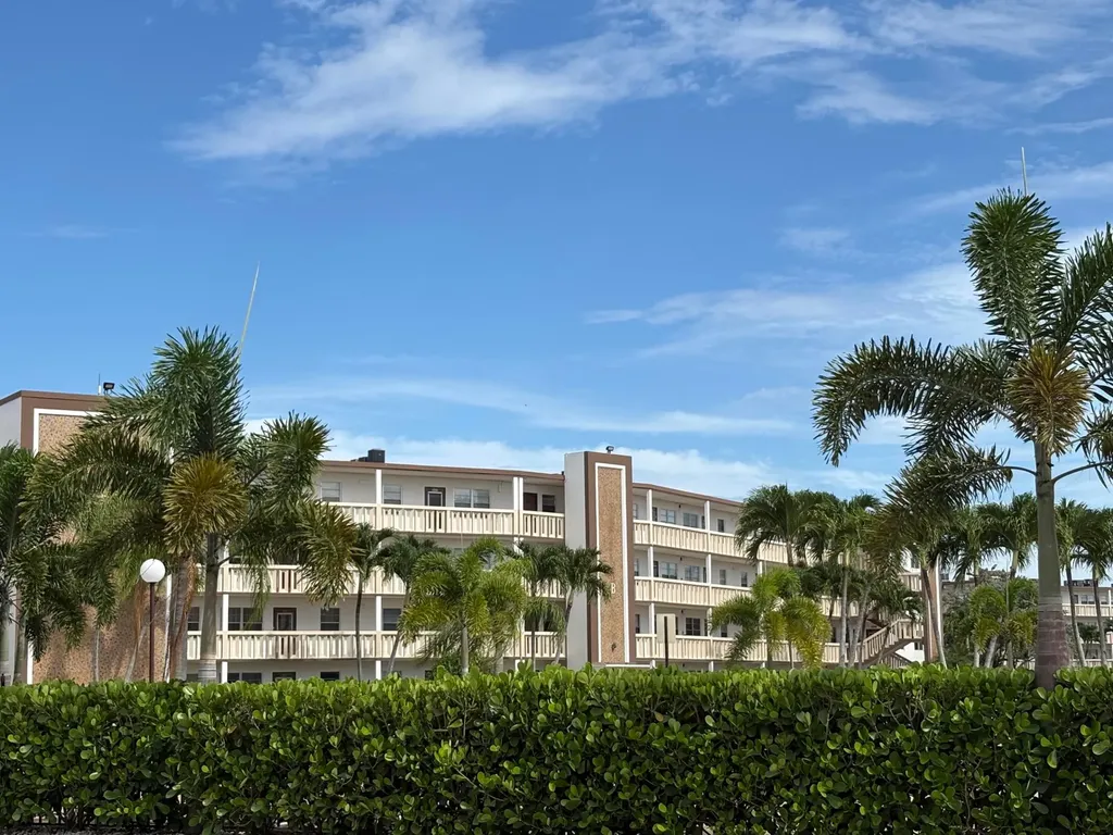 4046 Guildford Boca Raton FL 33434