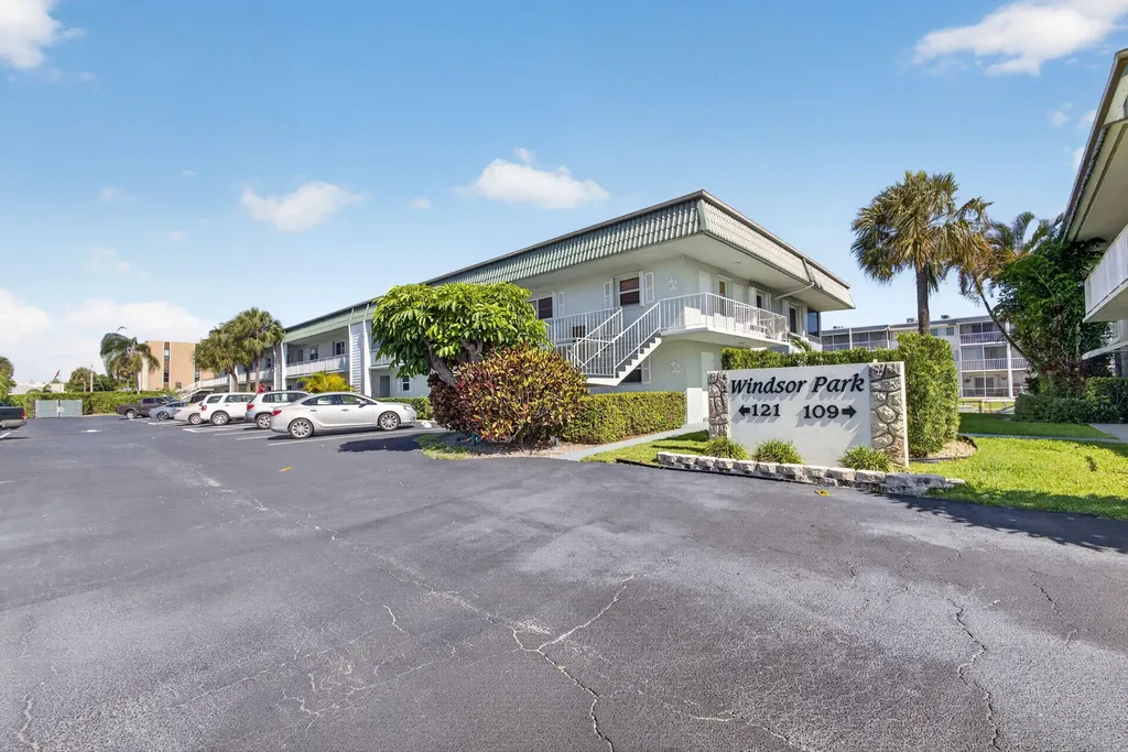 121 Wettaw Lane North Palm Beach FL 33408