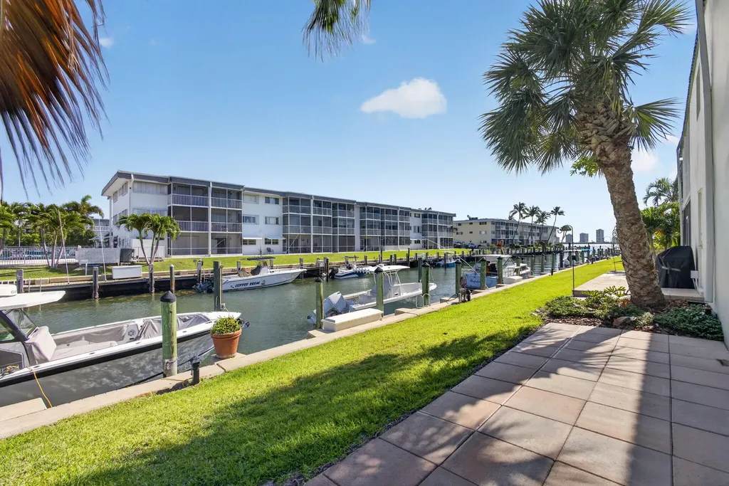 121 Wettaw Lane North Palm Beach FL 33408