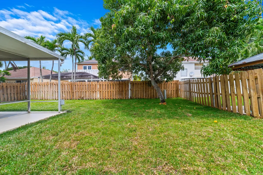1062 Fairfax Circle W Boynton Beach FL 33436