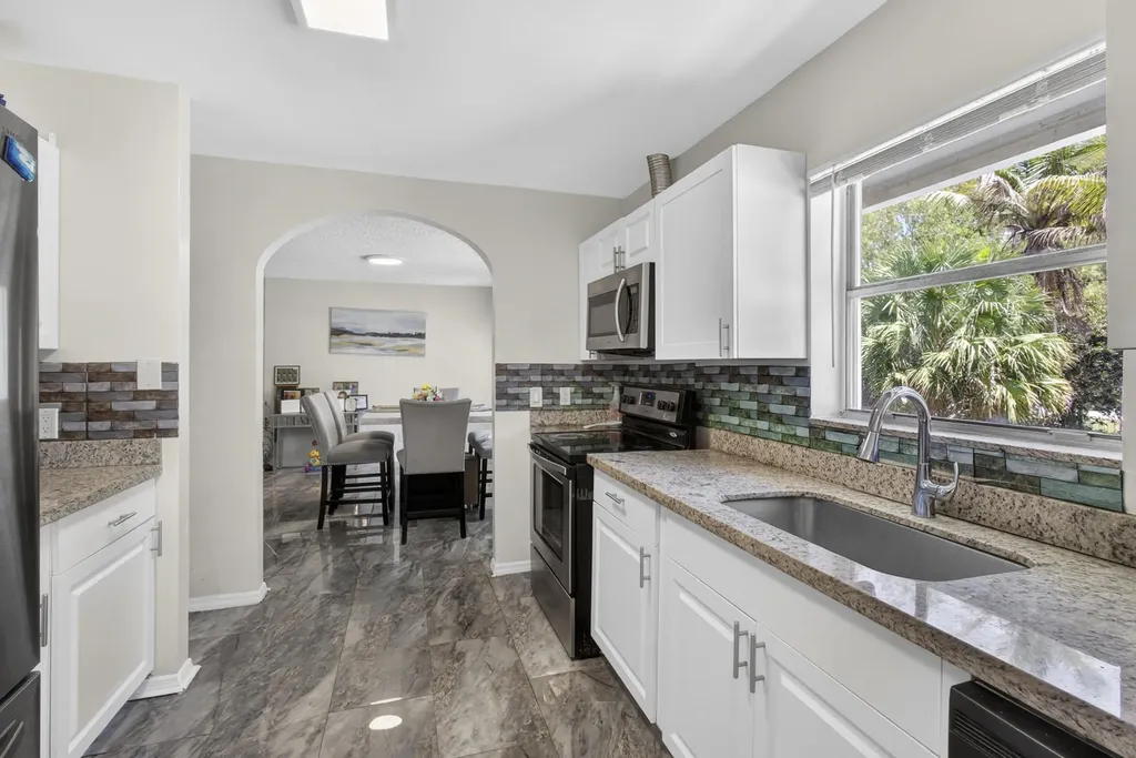 16663 89th Place N The Acreage FL 33470