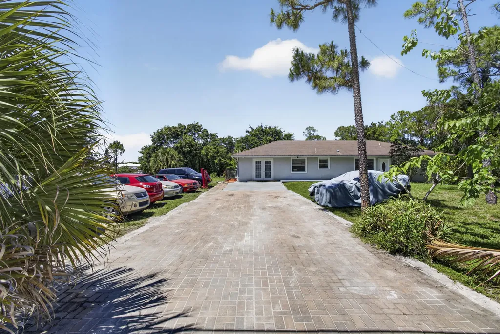 16663 89th Place N The Acreage FL 33470
