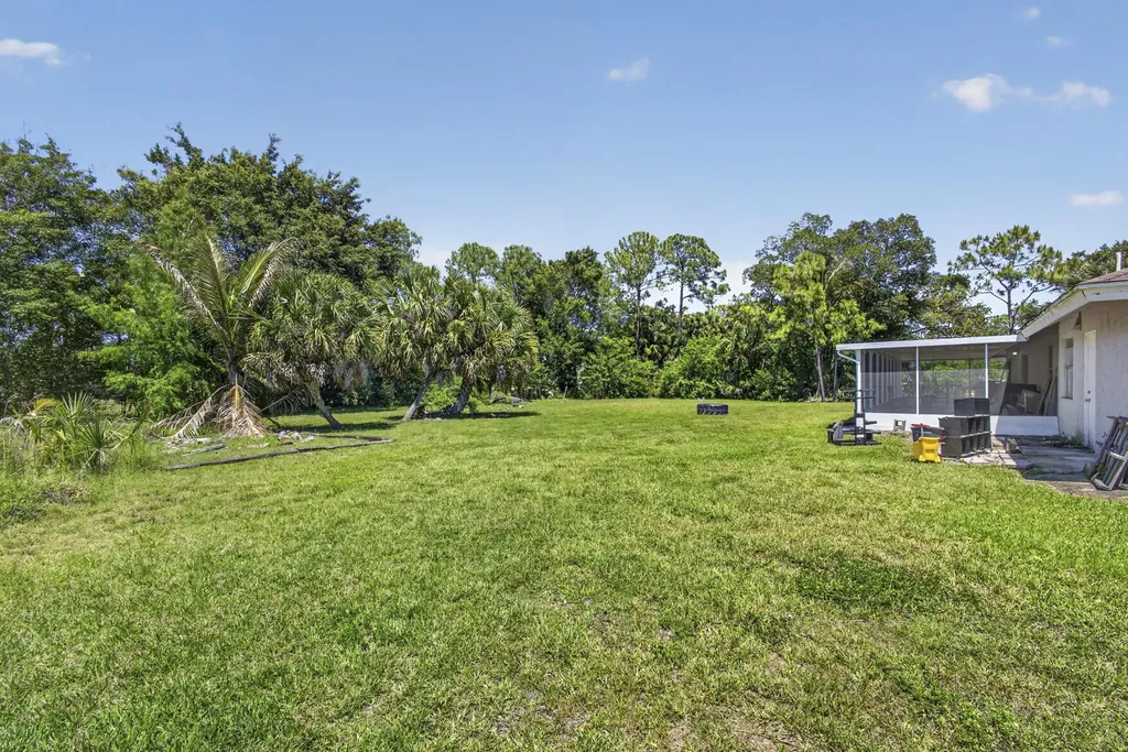 16663 89th Place N The Acreage FL 33470