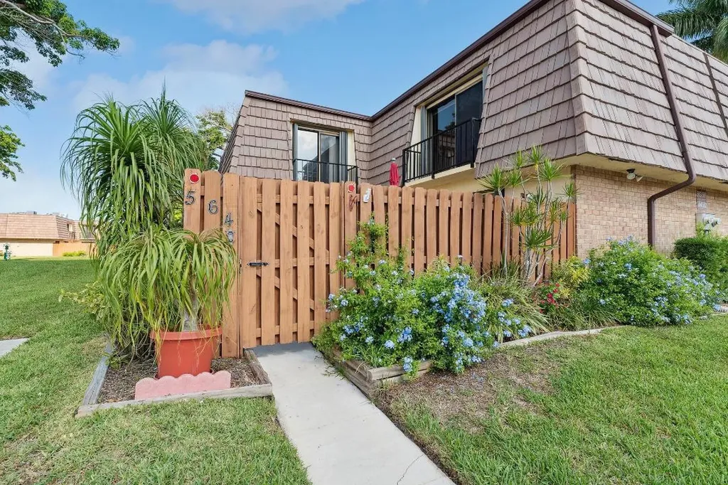 564 Springdale Circle Palm Springs FL 33461