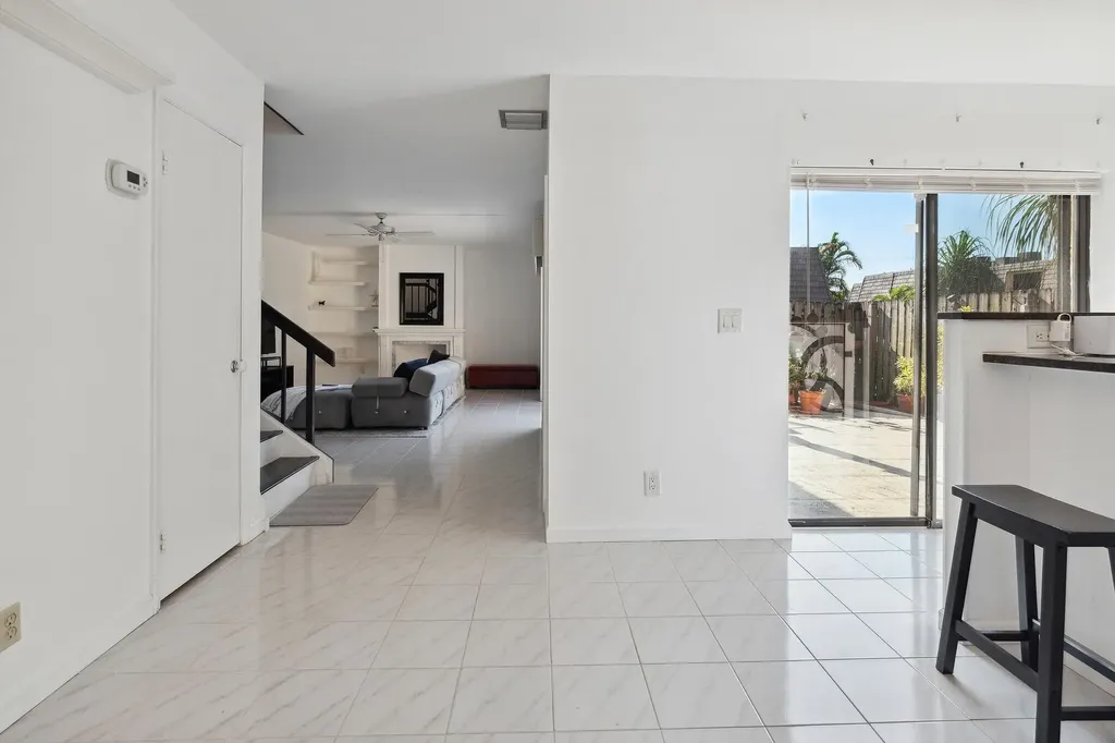 564 Springdale Circle Palm Springs FL 33461