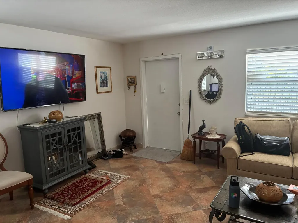 283 Saxony F Delray Beach FL 33446