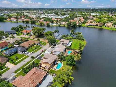 621 SW 98th Terrace Pembroke Pines FL 33025