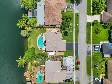 621 SW 98th Terrace Pembroke Pines FL 33025
