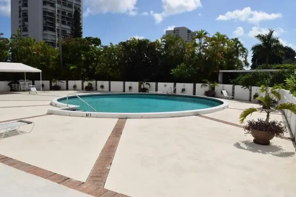 2425 Presidential Way West Palm Beach FL 33401