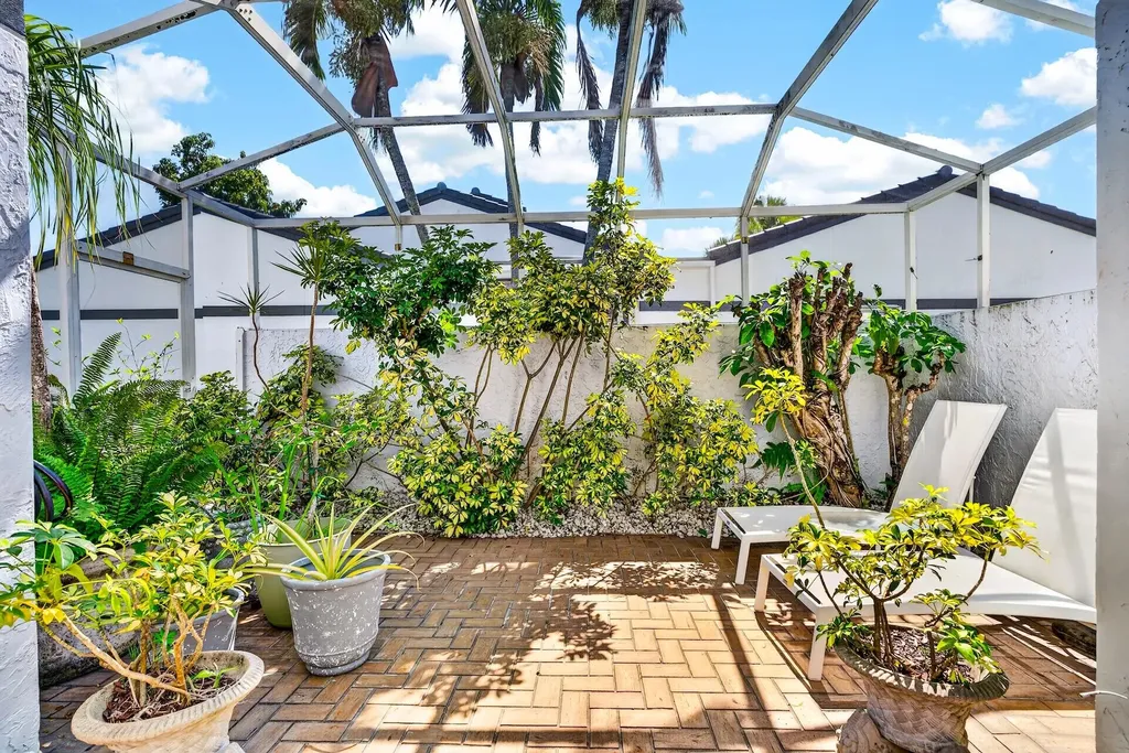 17 Villa Lane Boynton Beach FL 33436