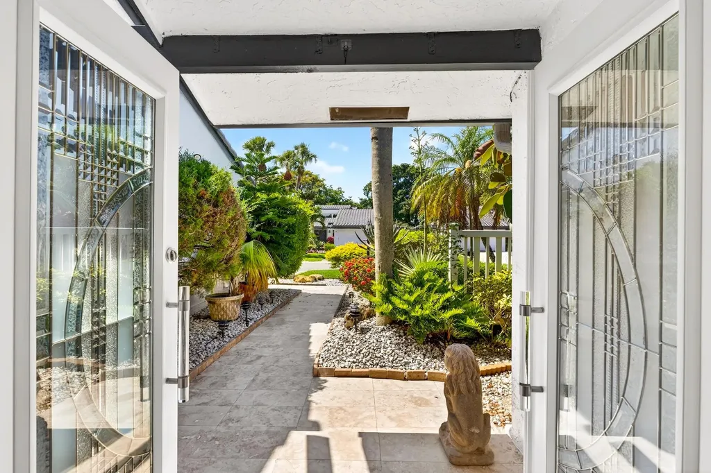 17 Villa Lane Boynton Beach FL 33436